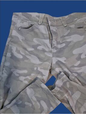 4/$67 Deal! Democracy Gray Camouflage Cropped Pants